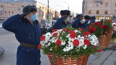 В ДЕНЬ НЕИЗВЕСТНОГО СОЛДАТА РЯЗАНЦЫ ВОЗЛОЖИЛИ ЦВЕТЫ К ВЕЧНОМУ ОГНЮ