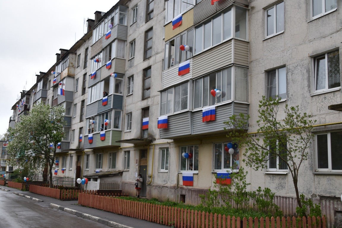 Жители поселка Октябрьский Михайловского района присоединились к Всероссийской акции «Флаги Победы»