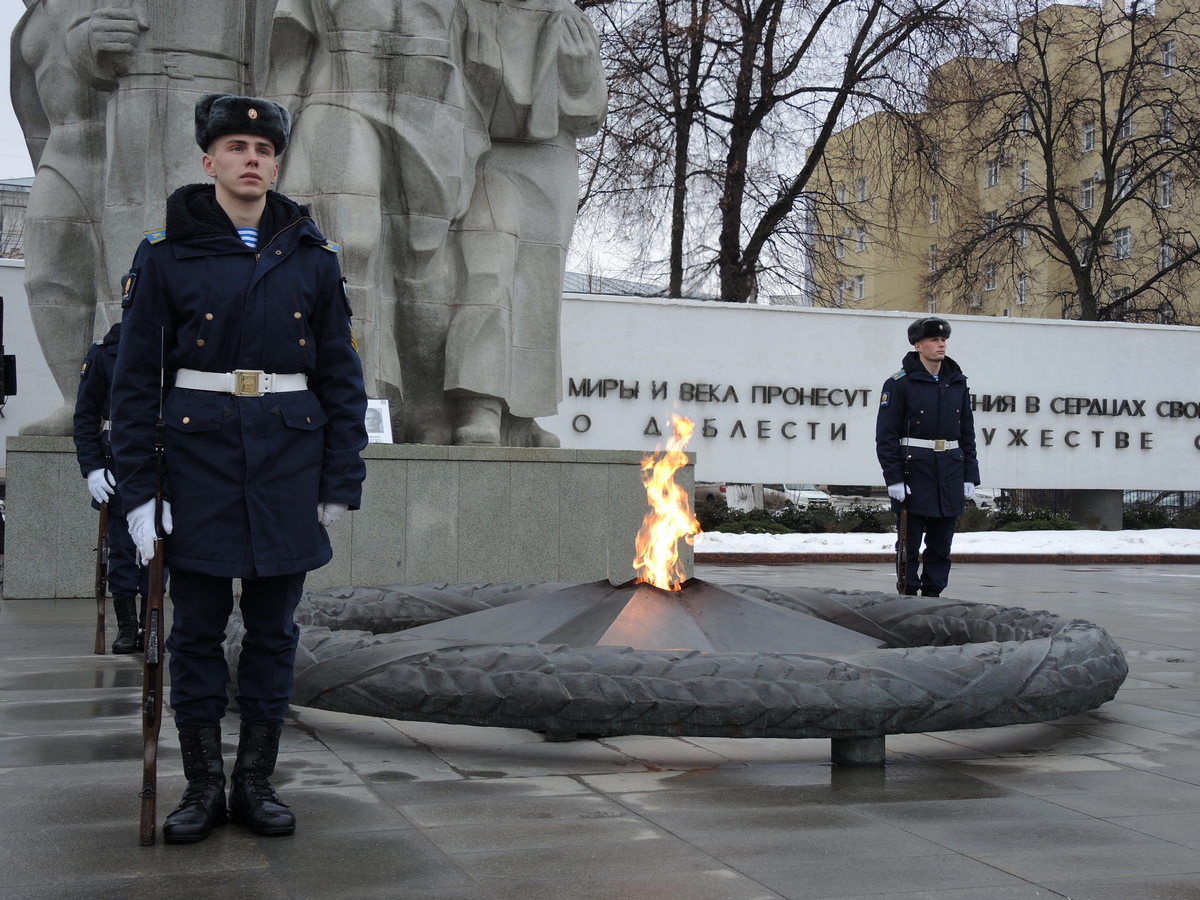 Tоржественное возложение цветов в честь 77-й годовщины победы в Сталинградской битве