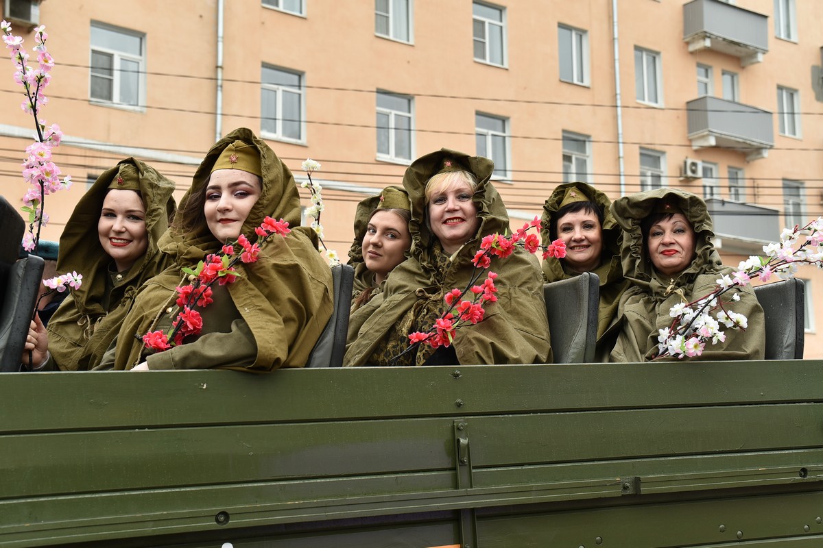В ДЕНЬ ПОБЕДЫ РЯЗАНЦЫ ВОЗЛОЖИЛИ ЦВЕТЫ К ВЕЧНОМУ ОГНЮ
