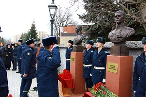 В десантном училище установлены бюсты Героев России, погибших в СВО