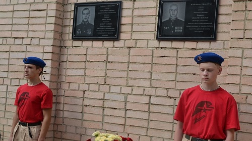 ДВЕ ПАМЯТНЫЕ ДОСКИ ВЫПУСКНИКАМ, ПОГИБШИМ В СВО, УСТАНОВИЛИ В ПРОНСКОЙ ШКОЛЕ