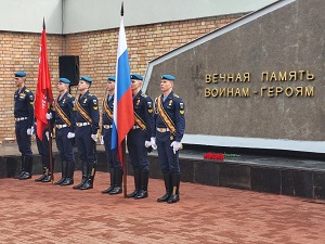 Рязанцы возложили цветы к Вечному огню в честь Дня Победы.
