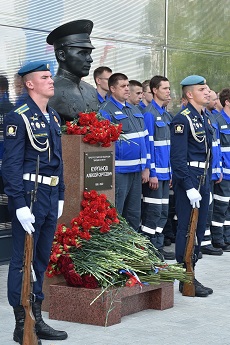 В Рязанском районе открыли бюст Героя России гвардии капитана Алексея Курганова