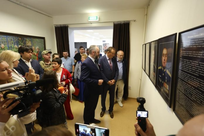 Рязанский художник Владимир Янаки представил портреты рязанцев – Героев России