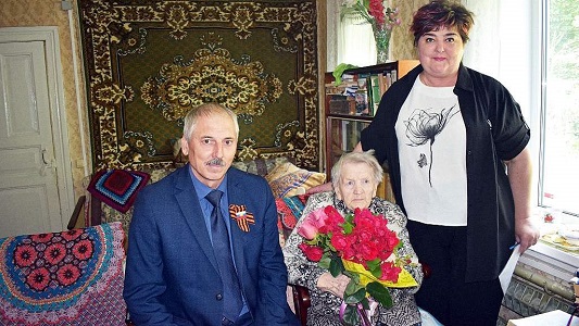 Антонине Ермаковой из Шиловского района вручили юбилейную медаль к 80-летию Победы
