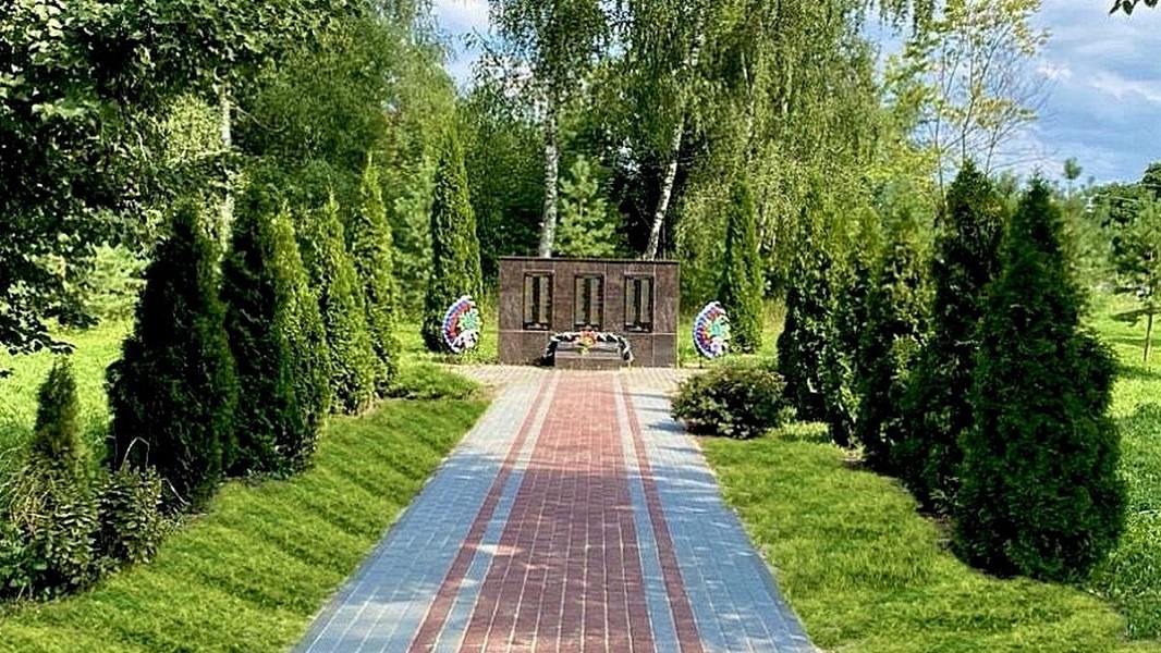 В поселке Глебково Рыбновского района благоустроили территорию памятного места