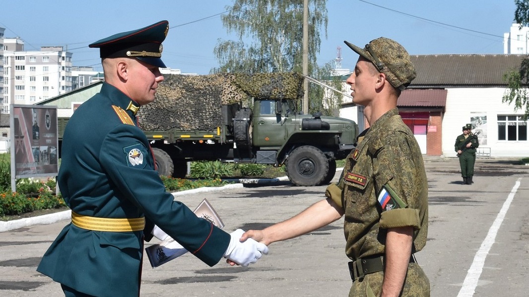 В Рыбном поздравили военнослужащих железнодорожных войск