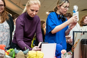 Анна Рослякова приняла участие в благотворительной ярмарке