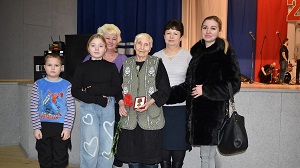 В Шацке старейшей труженице тыла Евдокии Суриной вручили награду