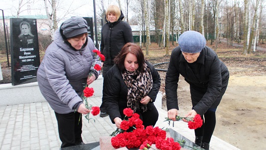 Накануне Дня Героев Отечества сараевцы возложили цветы к мемориалу погибшим землякам