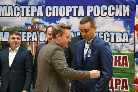 Денис Боков вручил медаль «За отвагу» ветерану СВО Петру Рябову