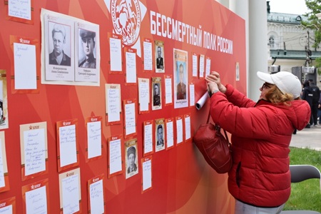 В Кремлевском сквере прошли праздничные гуляния
