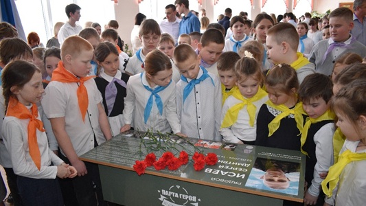 В Истьинской школе Старожиловского округа открыли парту Героя