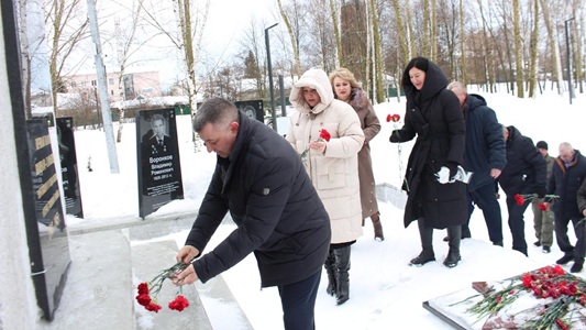 В Сараях возложили живые цветы в память о воинах-интернационалистах