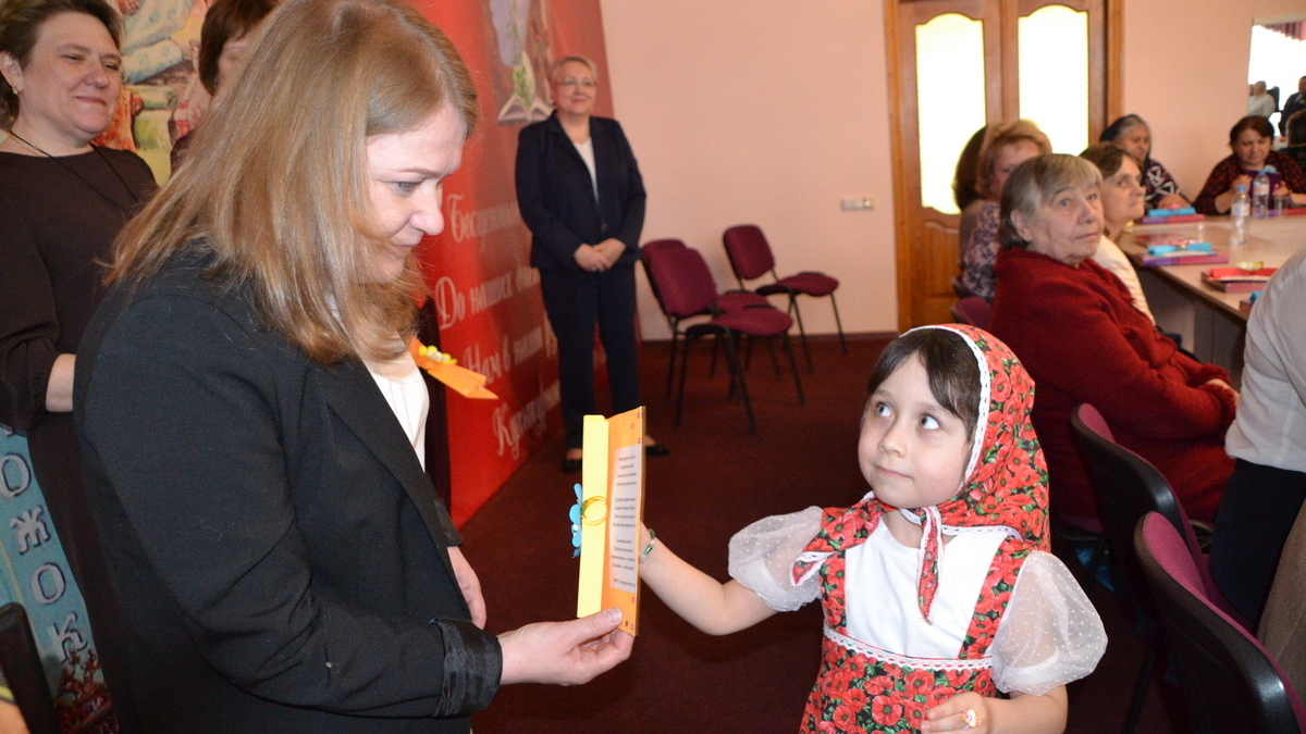 В Сапожке для мам и жен военнослужащих провели круглый стол и поздравили с 8 марта